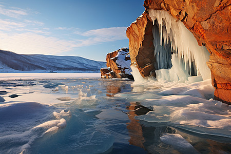 冬季雪山下冰湖巨大冰洞图片