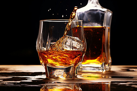 木桌上的冰镇威士忌图片