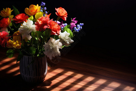 花瓶中颜色鲜艳的假花图片