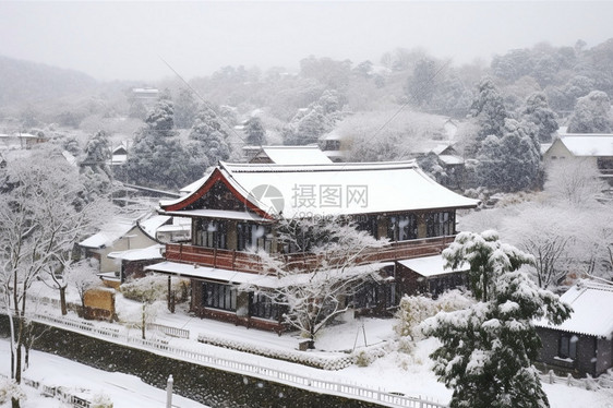 大雪覆盖的山中中式建筑图片