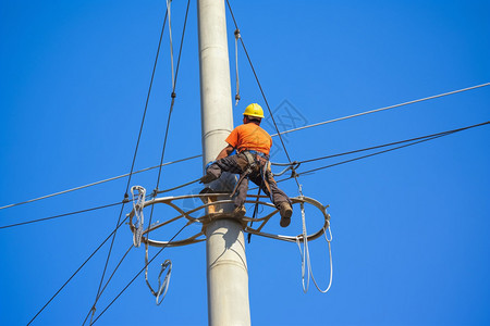 户外安装线缆的电力工人背景图片