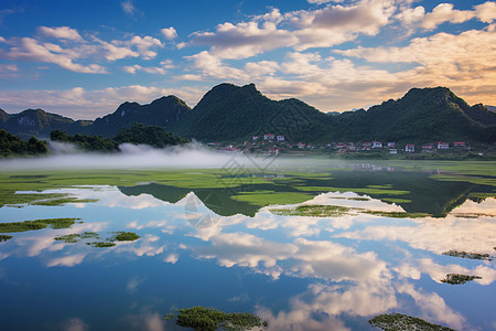 夏季山间湖泊的美丽景观图片