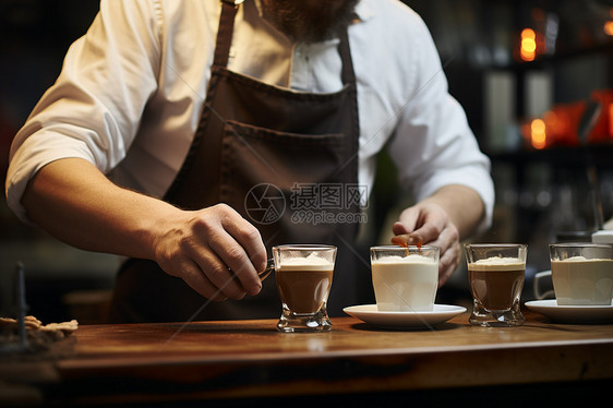 制作拿铁的咖啡师图片