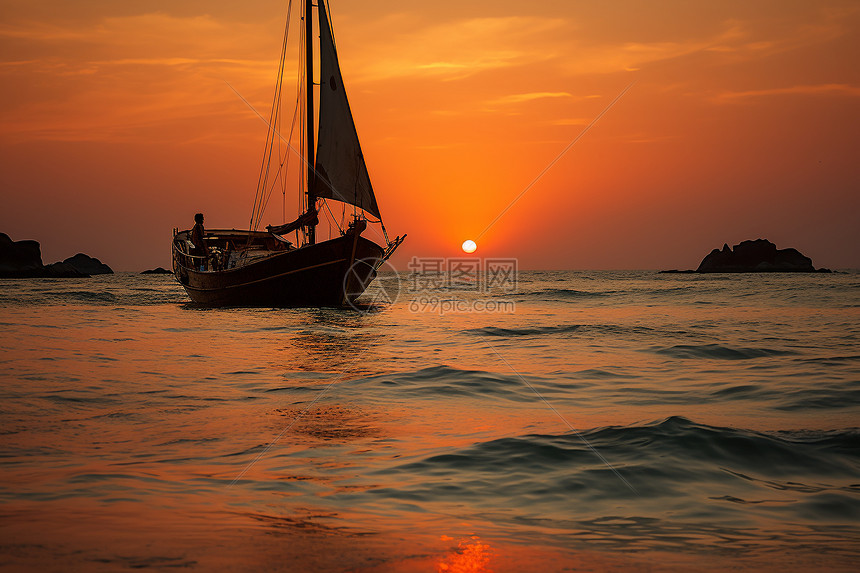 夕阳下的海上帆船图片