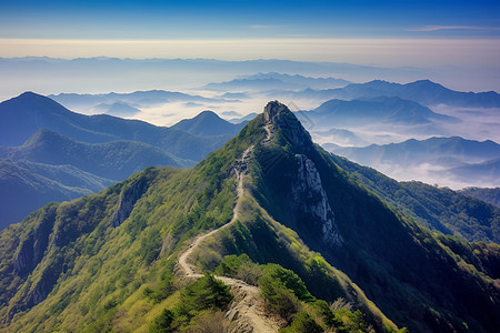 峰峦中的一条山路图片