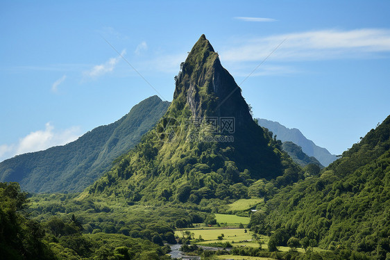 翠绿山峰下的奇景图片