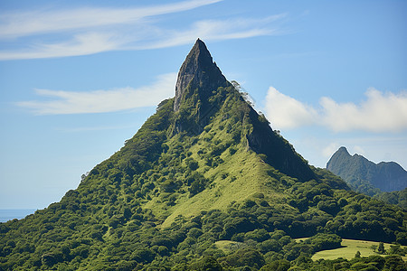 巍峨的高山景观图片