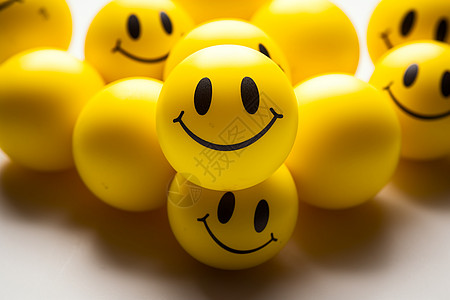 快乐的黄色圆球背景图片