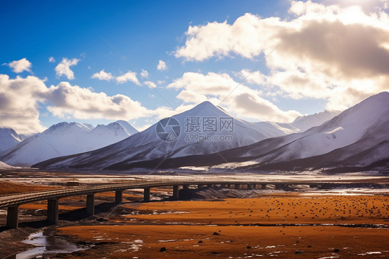 高原雪山的美丽景观图片