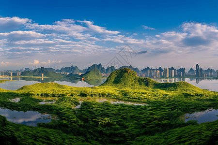 夏季葱绿的山间景观图片