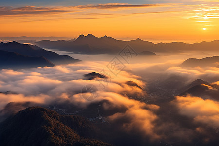 夏季山间日出的美丽景观图片