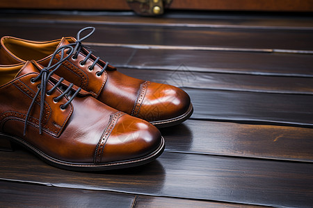 一双棕色鞋子在木地板上图片