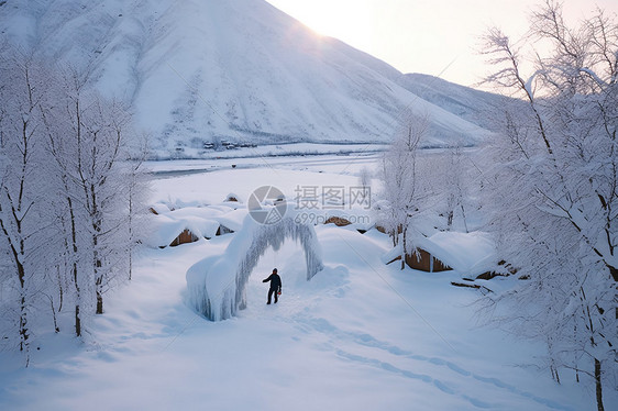 冬季白雪覆盖的山间景观图片