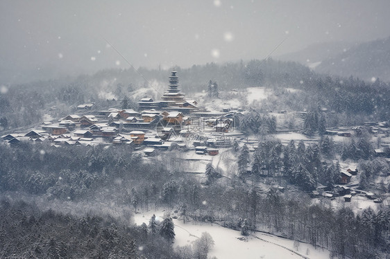 白雪覆盖的村庄景观图片