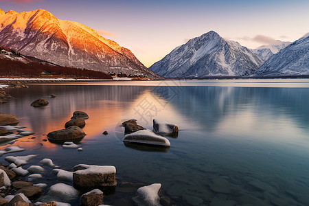 高原雪山湖泊的美丽景观图片