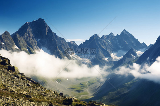 蓝天下的山峰图片