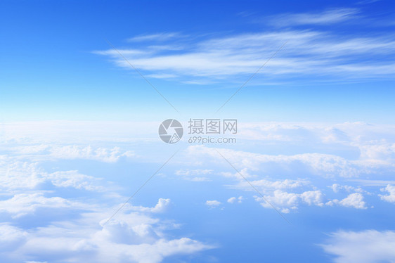 蓝色天空中的白色云朵图片