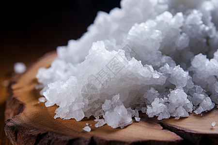 矿物晶体一块木质桌子上堆放着一堆盐背景