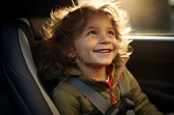 坐在车内阳光中儿童的笑容图片