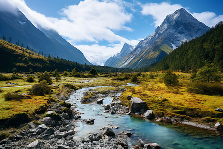 山脉下的河流草地图片