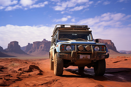 吉普车在沙漠中穿行图片