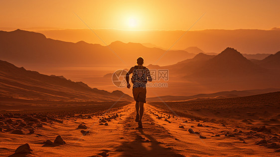 在沙漠中奔跑的男人图片