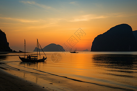 夕阳下海滩上停着的船图片