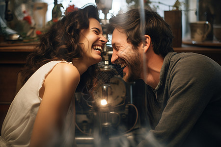 幸福的夫妻在厨房里共饮咖啡图片