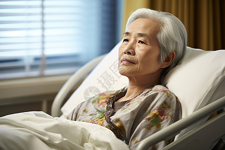 一位老妇人躺在病床上图片