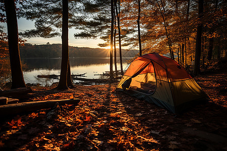 湖畔夕阳映照下的露营帐篷图片