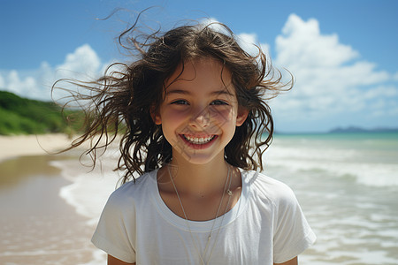 海边微笑的女孩图片