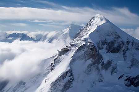 冰雪皑皑的雪山风景图片