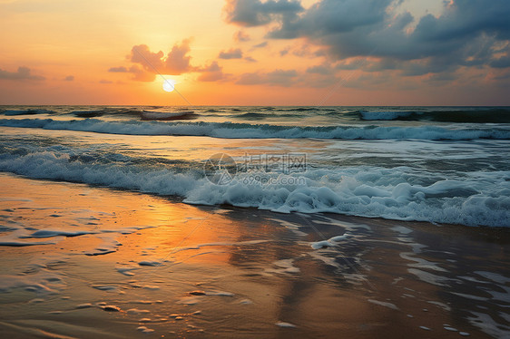 夕阳映照下的海边风景图片