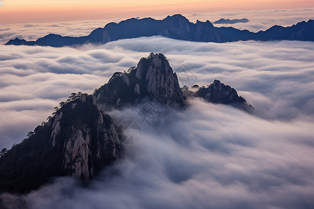 云海中的高山图片