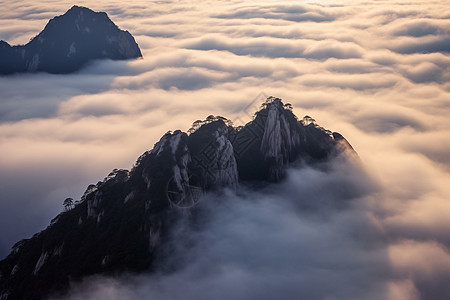 云中山峦景色图片