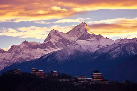 迷雾中的梦幻雪山图片