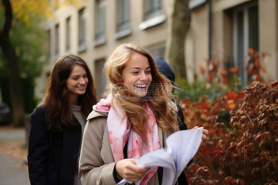 大学校园的女孩图片