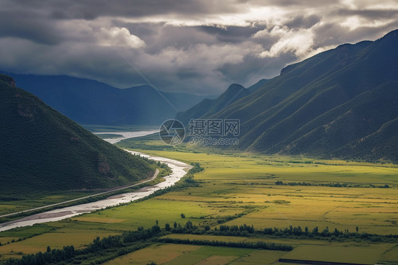 户外的草地和大山图片