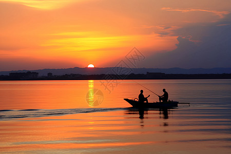 夕阳映照湖光倒影图片