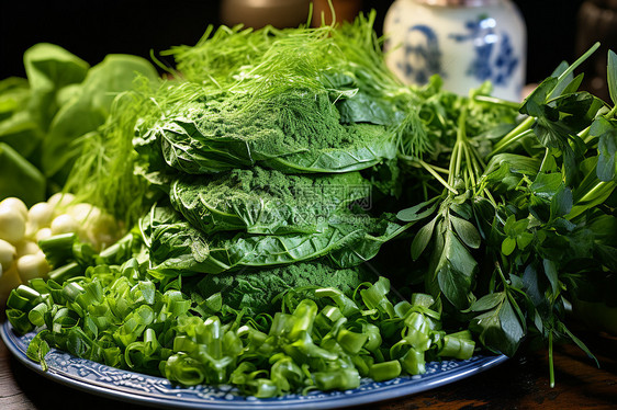 一盘绿色蔬菜放在桌子上图片