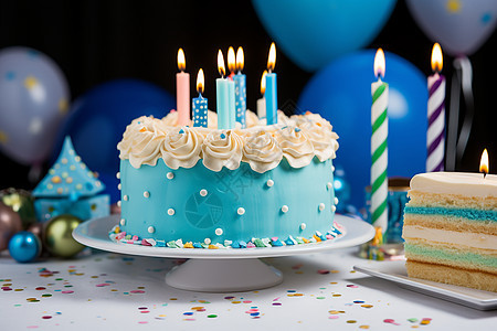 生日派对上的蛋糕和蜡烛图片
