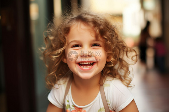 可爱的小女孩开心的笑着图片