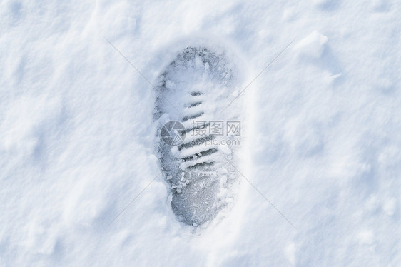 冬日雪地上的脚印图片