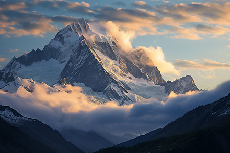 雾气缭绕的山峰图片