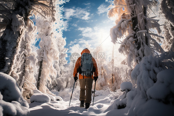 滑雪者山脚下行走图片