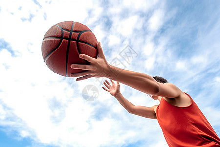 男子在户外打篮球图片