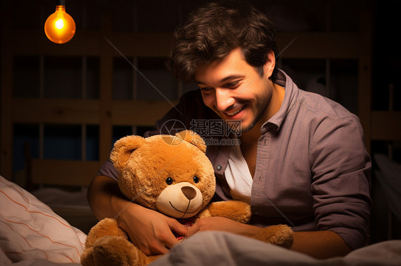 抱着玩具熊的男人图片