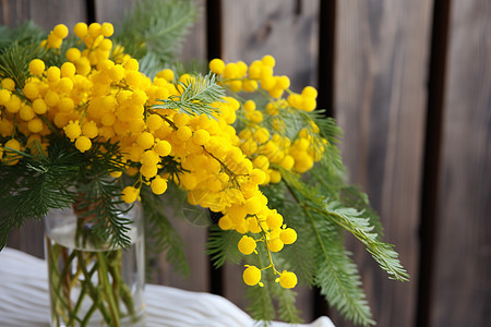 花瓶中美丽的黄色小花朵图片