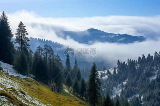 冰天雪地的山顶图片