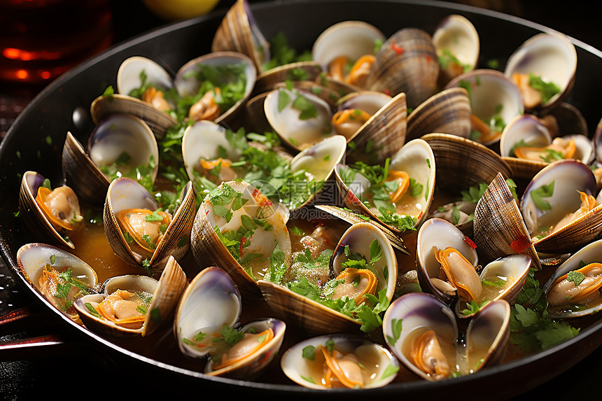 新鲜烹饪的蛤蜊汤图片